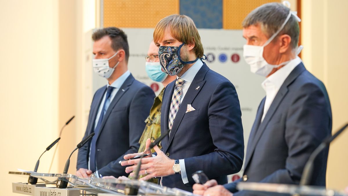 Vláda pod tlakem koronaviru mění život v Česku. Školní docházku předělá zrychleně